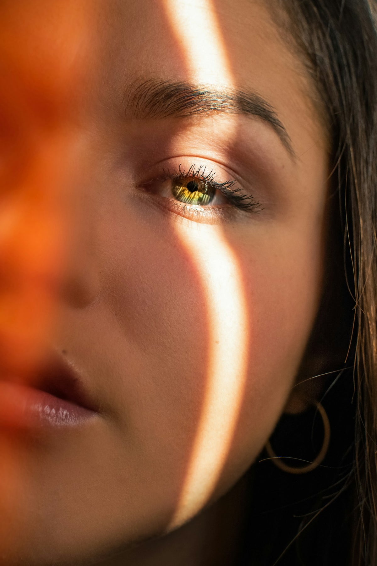 Visage traversé par un rayon de soleil doré