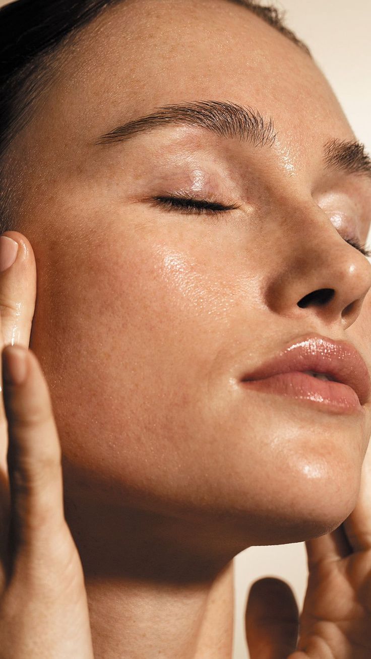 Peau lisse et lumineuse, yeux fermés, mains sur le visage