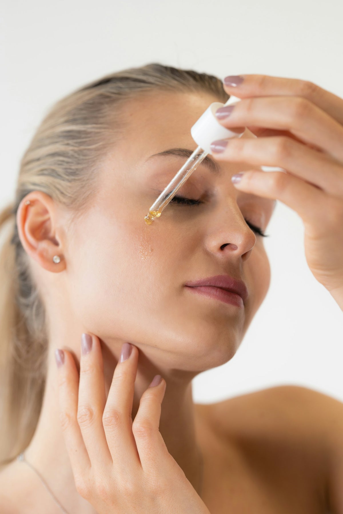 Sérum déposé au compte-gouttes sur le visage