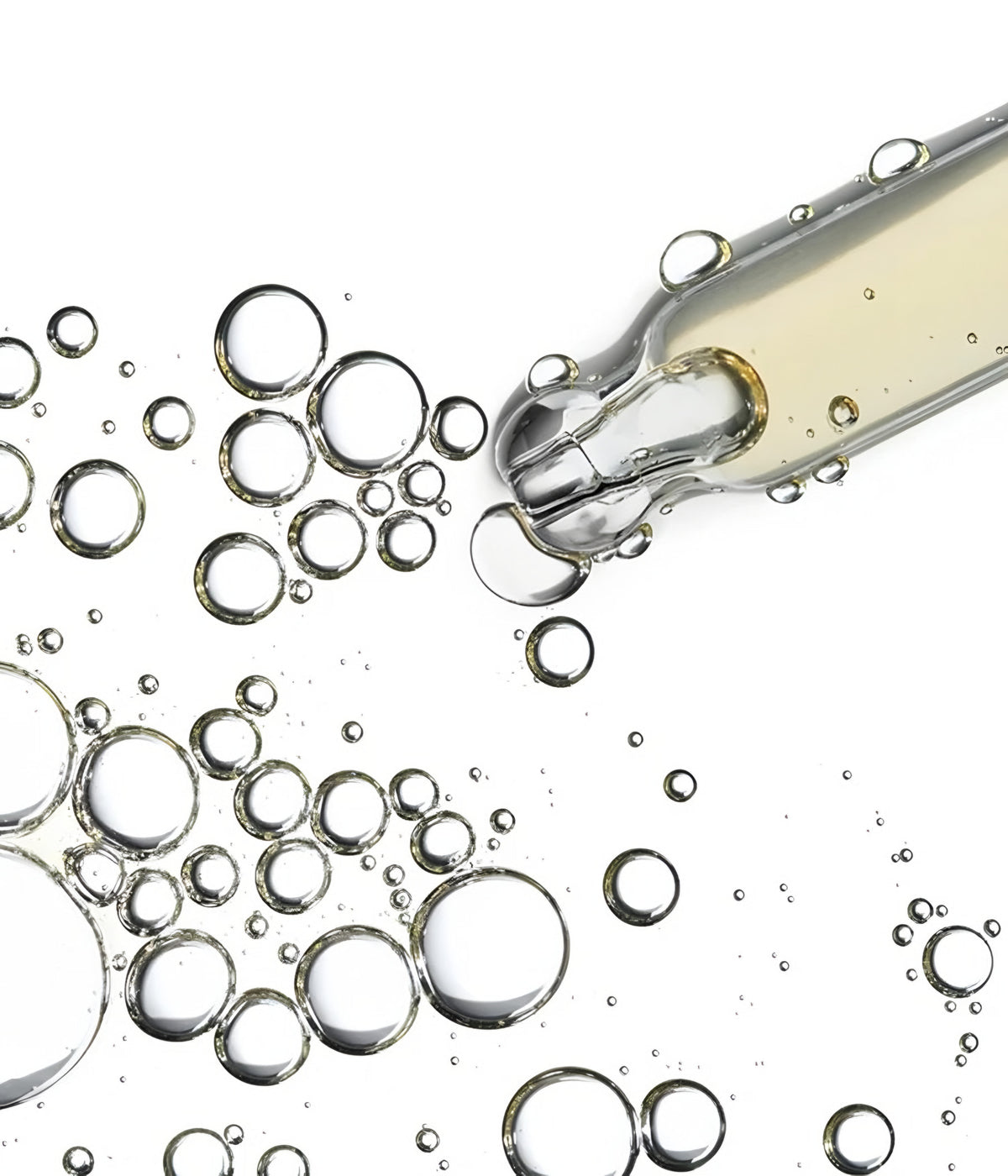 Gouttes et bulles d'un sérum transparent autour d'une pipette