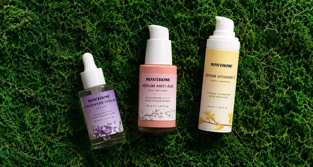 Les trois sérums MONTROSE — concentré exfoliant éclat, anti-âge, vitamine C — posés à plat sur un lit de mousse verte