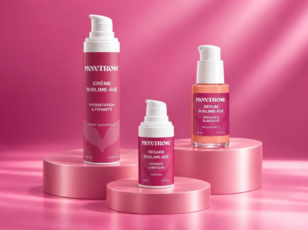 Crème, Sérum et Regard Sublime-Âge Montrose posés sur des podiums nacrés, sur fond rose framboise