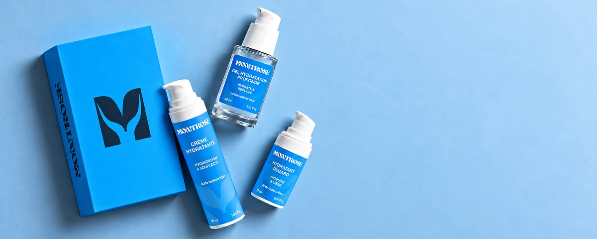 Collection Hydratation Montrose Cosmetics avec ses trois soins sur fond studio bleu